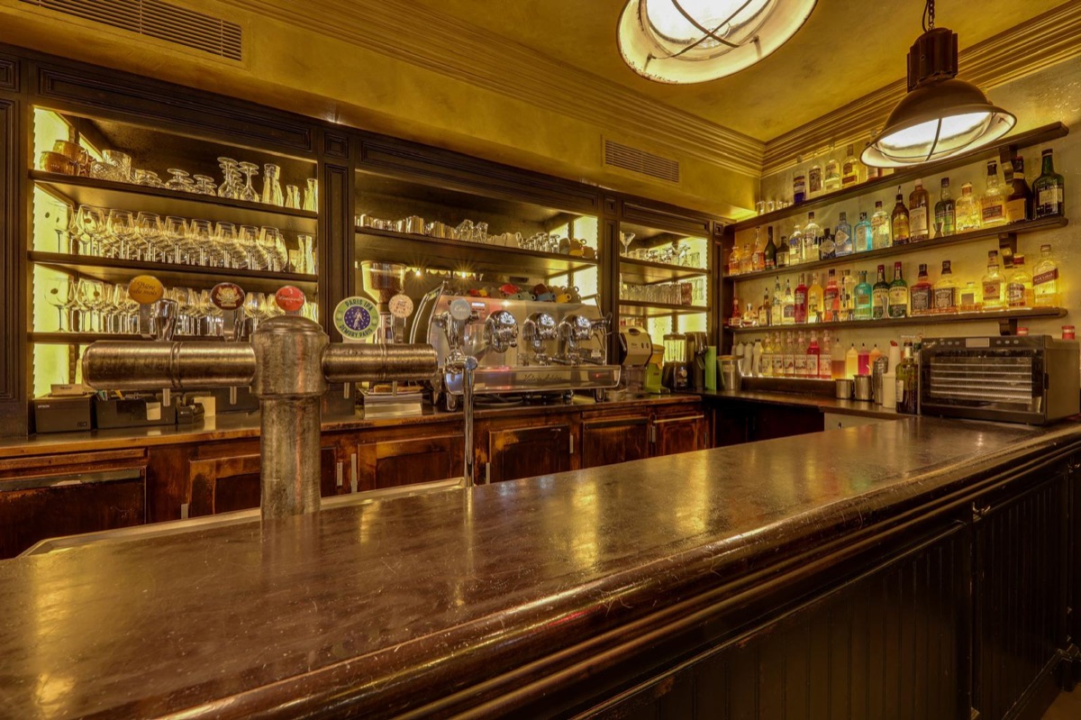 Le bar du Café Piou, vu de la salle